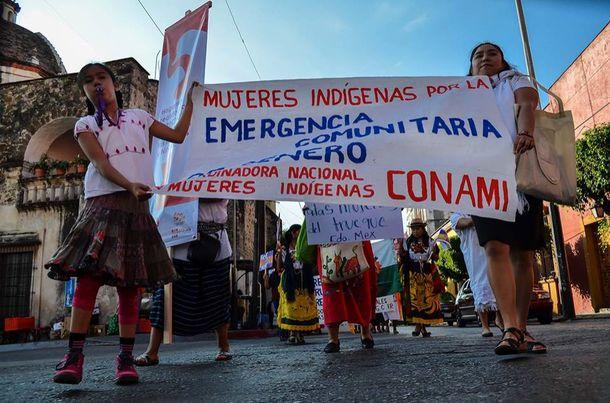 Fabiola del Jurado Mendoza y su hija marchando con CONAMI para llamar la atención sobre la “Emergencia Comunitaria de género” del feminicidio invisible de mujeres indígenas, 2013.